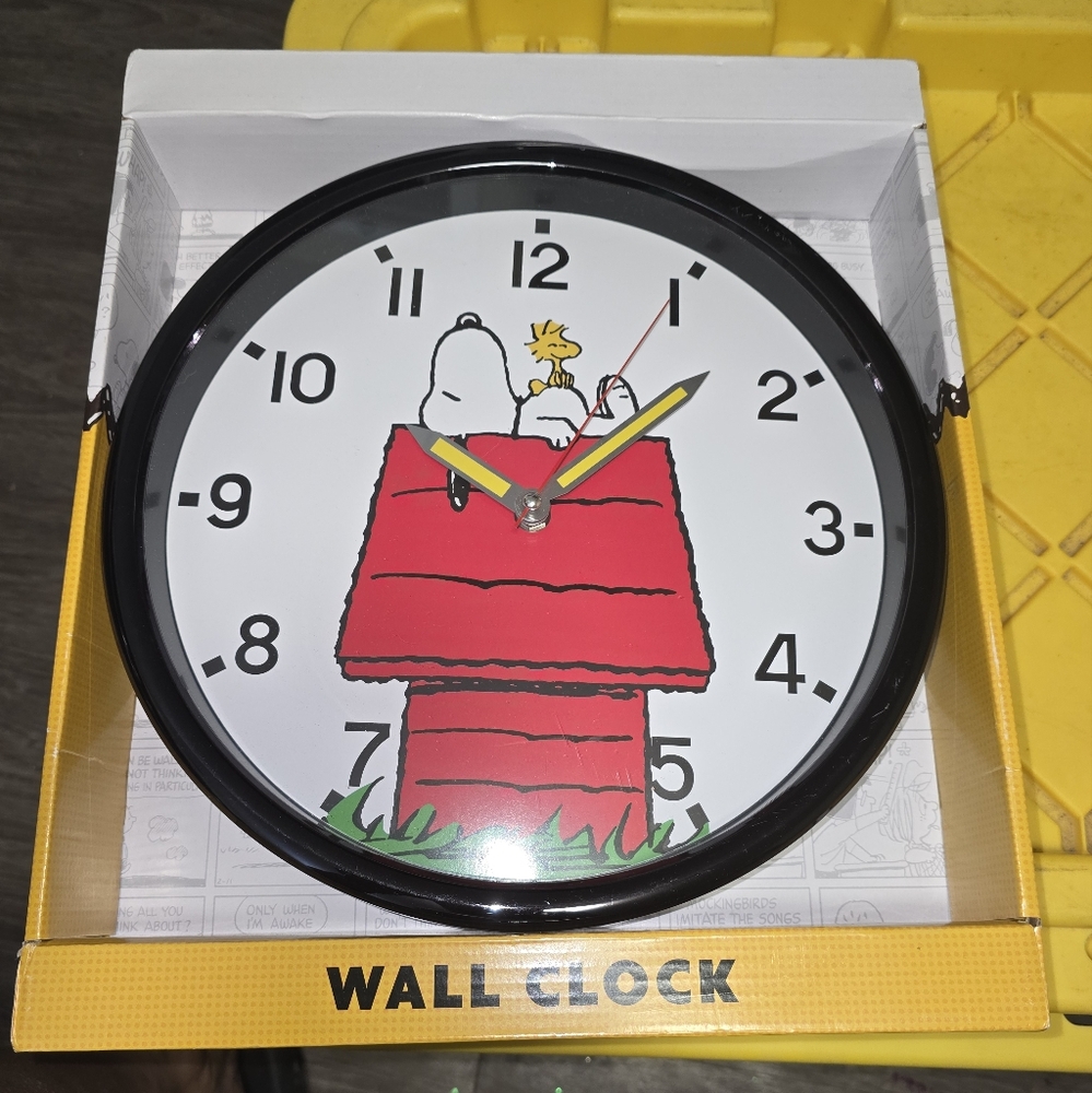 Snoopy wall clock